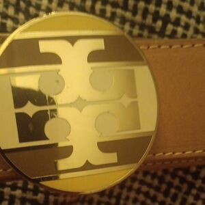 TORY BURCH BELT BUCKLE LOGO33 38 INCH ,1.5 WIDE REVERSABLE TAN BROWN